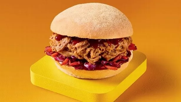 Greggs New BBQ سحبت لحم الخنزير Sandiwch مع سلو