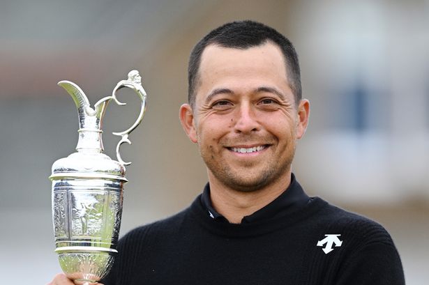 يرفع Xander Schauffele The Claret Jug في The 18th Green احتفالًا بالفوز في اليوم الرابع من بطولة الـ 152 المفتوحة في Royal Troo