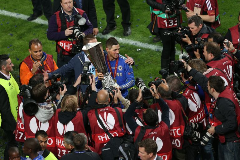 Chelsea v SL Benfica - 2013 UEFA Europa League Final - Amsterdam Arena ، Amsterdam ، Holland - 12/13 - 15/5/13 يحتفل تشيلسي فرناندو توريس بالكأس