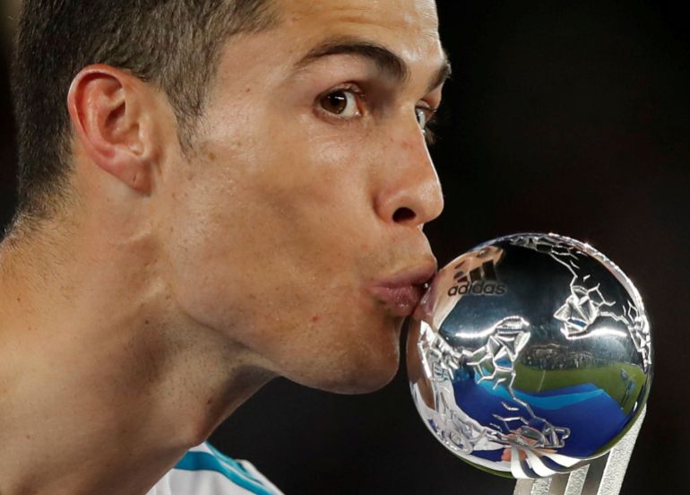 كرة القدم لكرة القدم - نهائي كأس العالم للنادي FIFA - ريال مدريد ضد Gremio FBPA - ملعب مدينة زايد الرياضي ، أبو ظبي ، الإمارات العربية المتحدة - 16 ديسمبر 2017 ، يقبل ريال مدريد كريستيانو رونالدو جائزة اليوم وهو يحتفل بعد لعبة روترز/أمر عبد الله دالش.