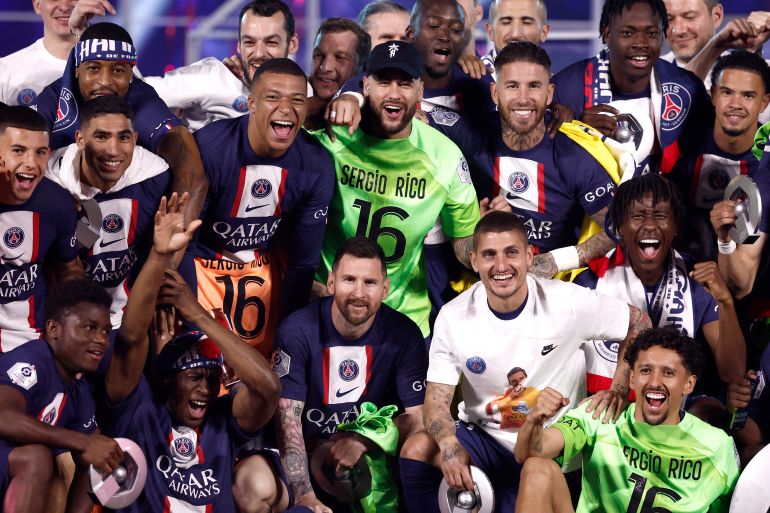 باريس سانت جيرمان ، ليونيل ميسي ، نيمار ، ماركينهوس ، ماركو فيراتي ، كايليان مبابي ، أشائيف هاكيمي ، سيرجيو راموس وزملاء الفريق يحتفلون بالفوز في دوري الدرجة الأولى