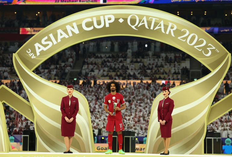 AFC Asian Cup - Final - Jordan v Qatar - Lusail Stadium ، Lusail ، قطر - 10 فبراير ، 2024 ، يحتفل Akram Afif في قطر مع لاعب البطولة