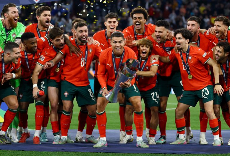 دوري الأمم - النهائي - البرتغال ضد أسبانيا - أليانز أرينا ، ميونيخ ، ألمانيا - 8 يونيو ، 2025 ، يرفع كريستيانو رونالدو البرتغال الكأس بينما يحتفل مع زملائه في الفريق بعد فوزه في دوري الأمم