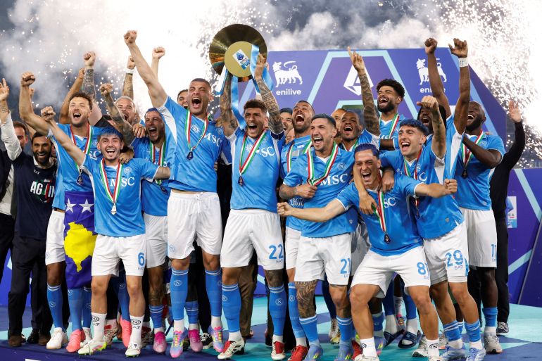Serie A - Napoli v Cagliari - Stadio Diego Armando Maradona ، Naples ، إيطاليا - 24 مايو ، 2025 ، يرفع Giovanni Di Lorenzo من نابولي الكأس وهو يحتفل بالفوز في دوري الدرجة الأولى.