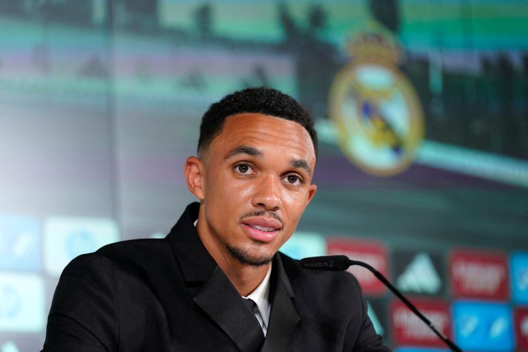 لاعب ريال مدريد الجديد ترينت ألكساندر-أرنولد خلال المؤتمر الصحفي للإعلان عن وصوله (آنا بيلتران/رويترز)