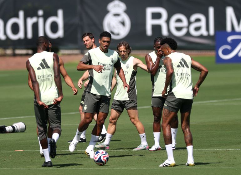 جود بيلينجهام من ريال مدريد ولوكا مودريتش وفينيسيوس جونيور وميليتاو إدرى أثناء التدريب قبل مباراة كأس العالم للنادي فيفا مع الهيلال