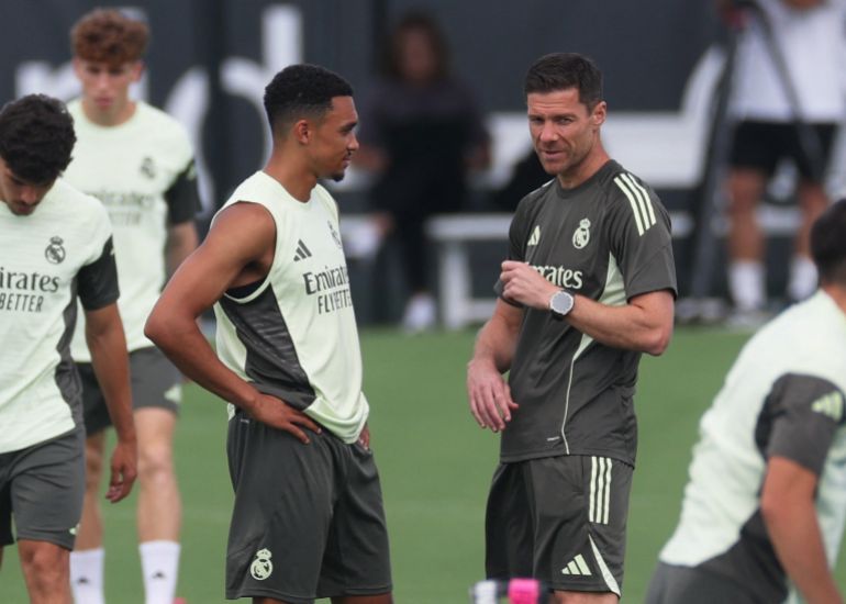 ترينت ألكساندر-أرنولد من ريال مدريد والمدرب Xabi Alonso أثناء التدريب في كأس العالم للنادي