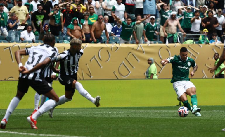 كأس العالم للنادي FIFA - جولة 16 - Palmeiras v Botafogo - Lincoln Financial Field ، فيلادلفيا ، بنسلفانيا ، الولايات المتحدة - 28 يونيو ، 2025 PALMEIRAS 'Paulinho يسجل هدفهم الأول