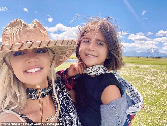 شوهد Khloé Kardashian وهو يرتدي تصميمًا مشابهًا ، مع قلادة