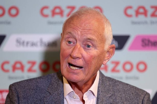 يتحدث باري هيرن ، رئيس Matchroom Sport إلى وسائل الإعلام في مؤتمر صحفي خلال اليوم الخامس من بطولة Cazoo World Snooker 2024 في Crucible Theatre
