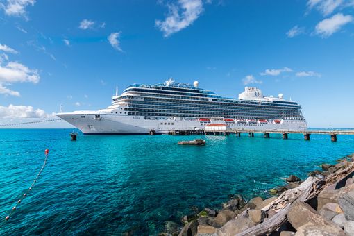 روسو، دومينيكا - 24 نوفمبر 2023: منظر جانبي لسفينة الرحلات البحرية الجميلة Oceania Cruises Vista في ميناء روسو، دومينيكا.