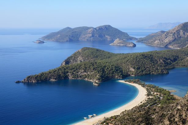 تم نقل الفتاة إلى المستشفى بعد الزلزال Infethiye في تركيا