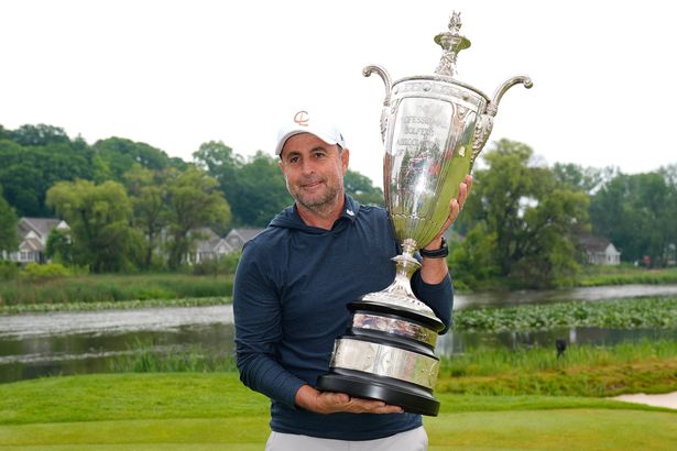 ريتشارد بلاند من إنجلترا يطرح مع كأس ألفريد إس بورن بعد فوزه ببطولة كيسيد كبار PGA