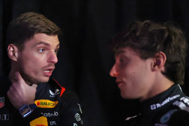 يتحدث ماكس فيرستابن مع أندريا كيمي أنتونيلي وراء الكواليس خلال F1 75 Live at the O2 Arena