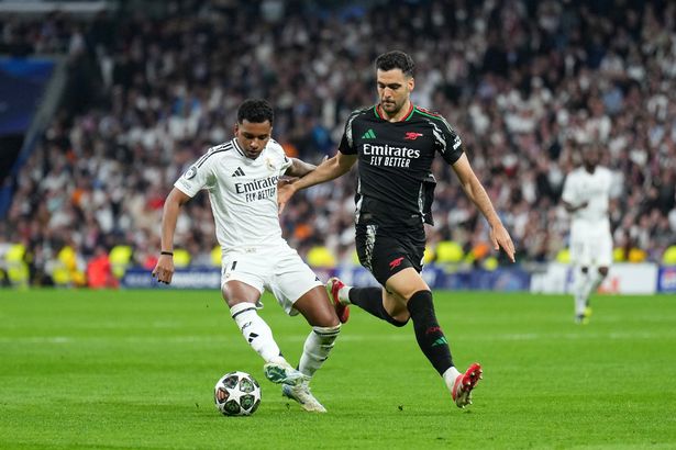 يسيطر رودريغو من ريال مدريد على الكرة أثناء الضغط من ميكل ميرينو من آرسنال خلال مباراة الدوري الأبطال في دوري أبطال أوروبا 2024/25 في المباراة الثانية بين ريال مدريد CF و Arsenal FC