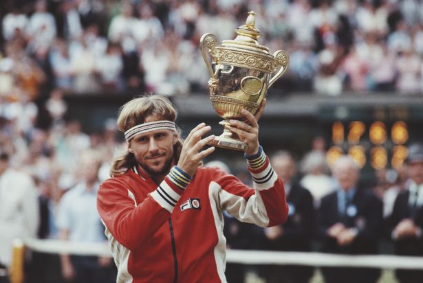 Bjorn Borg يرفع الكأس Wimbledon