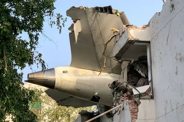 تحطمت طائرة الركاب المقيدة في لندن في مدينة أحمد آباد الهندية يوم الخميس