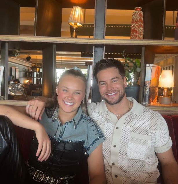 Jojo Siwa و Chris Hughes Romance تسخين