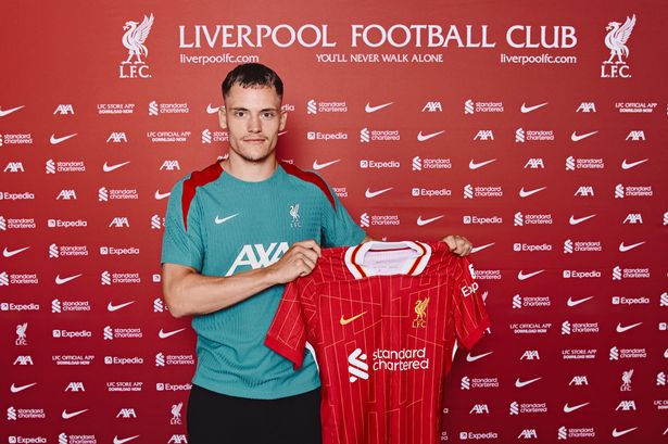 تم الكشف عن فلوريان Wirtz كلاعب ليفربول بعد توقيعه في مركز تدريب أكسا في 20 يونيو 2025 في كيركبي ، إنجلترا