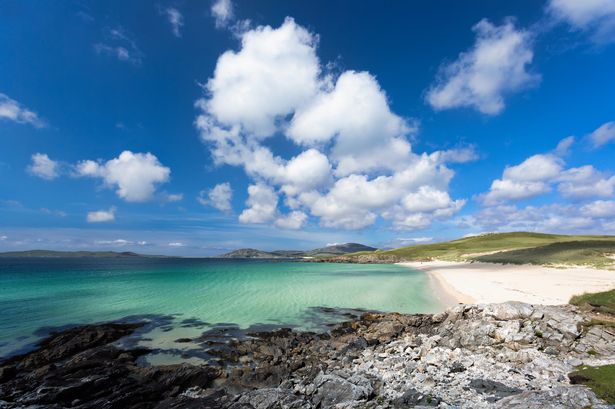 مياه الفيروز من Luskenty Beach على جزيرة هاريس ، Hebrides الخارجي ، اسكتلندا