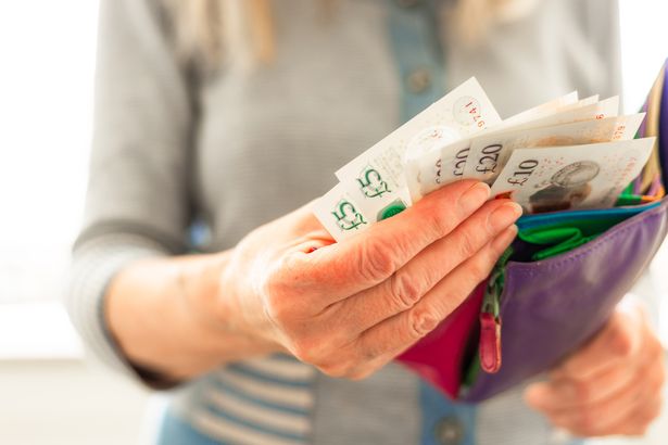 سيكون متوسط ​​الأسرة 129 جنيهًا إسترلينيًا سنويًا أفضل بعد انخفاض كبير في الحد الأقصى لسعر Ofgem 
