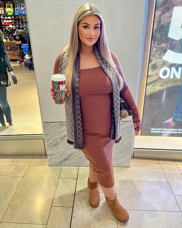 Love Island Star Shaughna Phillips حامل