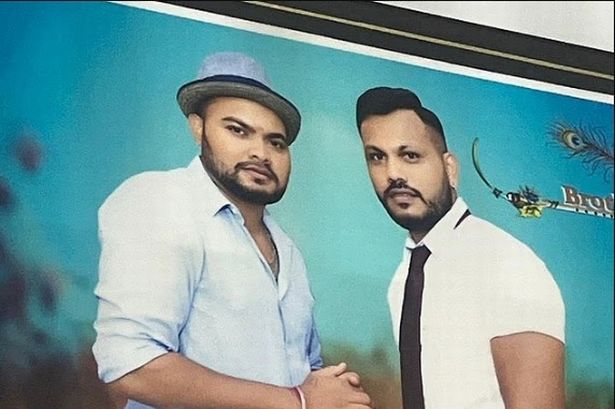 أجايكومار راميش (يسار) الذي كان يخشى ميتًا بعد تحطم الطائرة يوم الخميس وشقيقه فيسواشكومار راميش (يمين) ، الذي نجا بأعجوبة