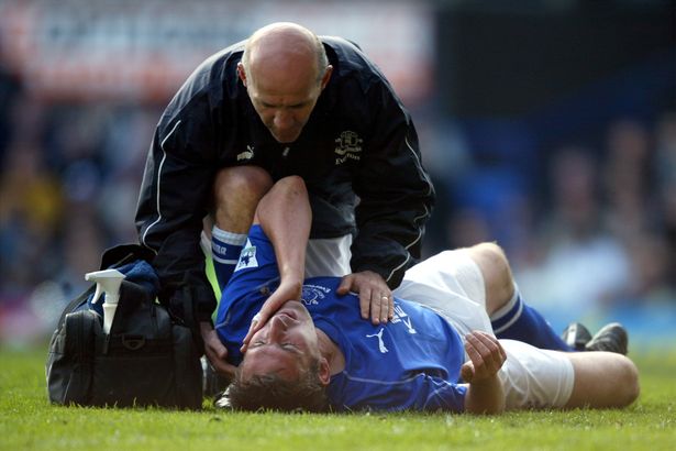 Everton Physio Mick Rathbone يساعد آلان ستابس المصاب