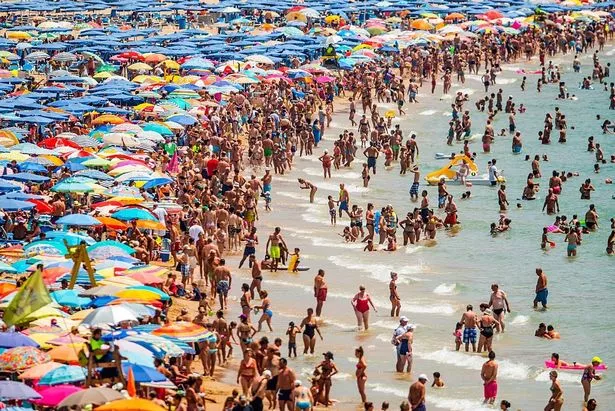 شواطئ Benidorm معبأة