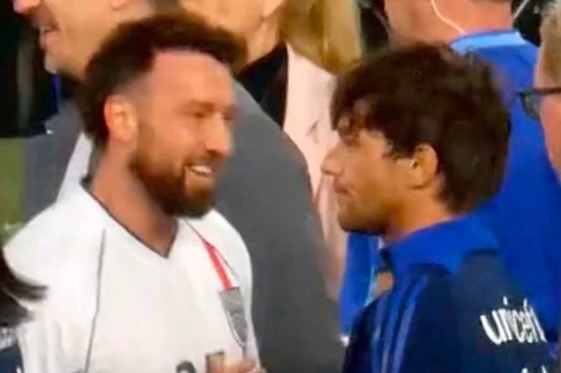 لويس توملينسون Savagelely يتأرجح سام طومسون في تفاعل مساعدة كرة القدم