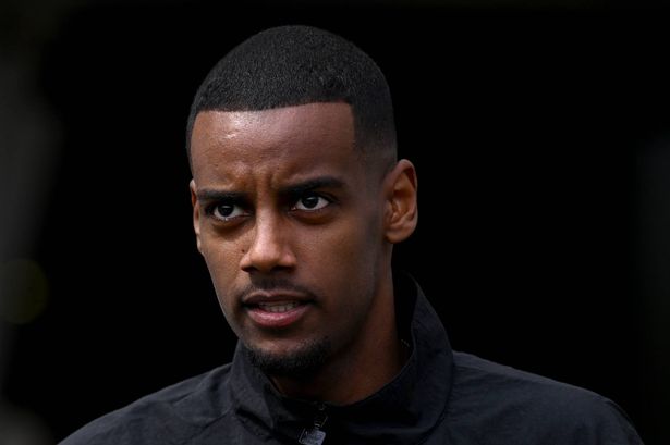 يصل ألكساندر إيساك من نيوكاسل يونايتد إلى الملعب قبل مباراة الدوري الممتاز بين نيوكاسل يونايتد FC و Ipswich Town FC في St James 'Park في 26 أبريل 2025 في نيوكاسل في تاين ، إنجلترا. 