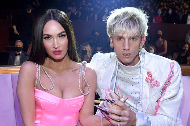 تحدث MGK عن علاقته