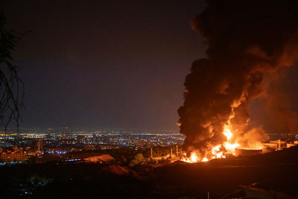 النار والدخان يرتفع من الهجوم على مستودع النفط