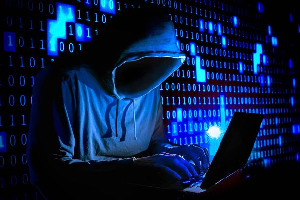 شخصية مقنعين في الغرفة المظلمة ، هاكر الكمبيوتر ، لقطة الاستوديو
