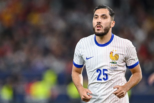 ينظر رايان تشيركي من فرنسا خلال مباراة الدور نصف النهائي لدوري الدول UEFA 2025 بين إسبانيا وفرنسا في شتوتغارت أرينا