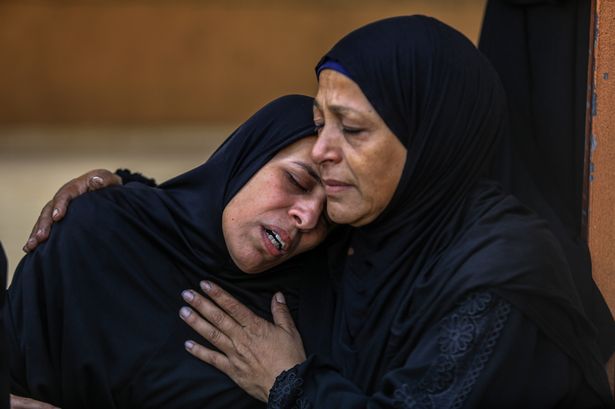 أقارب الفلسطينيين الذين قتلوا في الهجوم الإسرائيلي حدادا 
