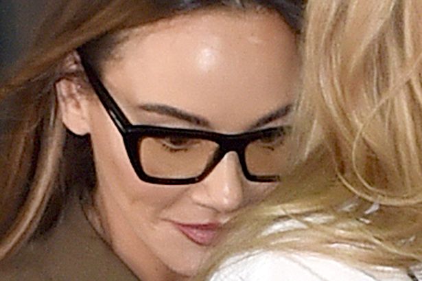 يشاهد Chelsee Healey المسيل للدموع بينما يحكم صديقها على خاتم جريمة القنب

