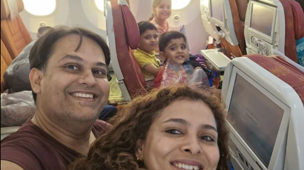 الزوجين الطبيب وأطفالهما الصغار الثلاثة