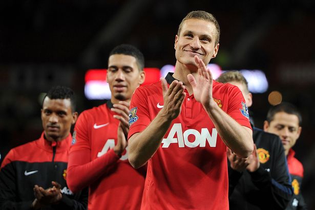 يبتسم Nemanja Vidic و Applauss Manchester United من الملعب