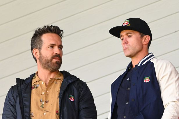 مالكي Wrexham ، Ryan Reynolds (L) وروب McElhenney (R) خلال مباراة دوري Vanarama الوطني بين Wrexham و Notts County