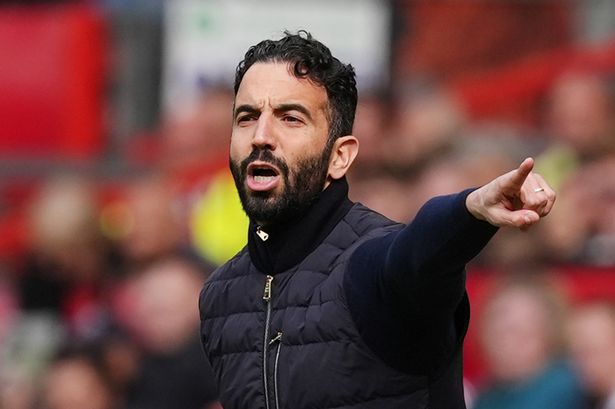 يلفت روبن أموريم مدير مانشستر يونايتد روبن أموريم على خط اللمس خلال مباراة الدوري الإنجليزي الممتاز في أولد ترافورد ، مانشستر. 