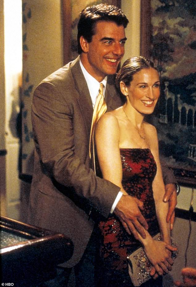 الأصل: لعب Noth John James Preston - المعروف باسم Mr. Big - على معرض Sex and the City الأصلي ، الذي استمر من 1998 إلى 2004 ، وفي فيلمين ، في عامي 2008 و 2010 ؛ في الصورة مع باركر