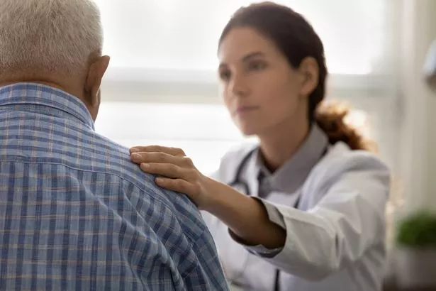 طبيب GP خطير يقدم الدعم لمريض كبار السن في الثمانينات بعد إخبار الأخبار السيئة