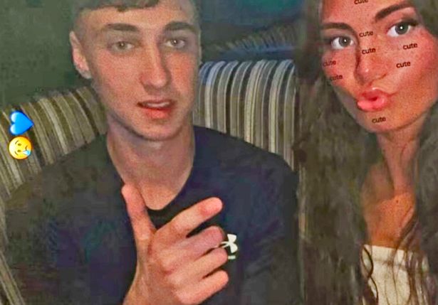 يطرح جاي سلاتر مع لوسي لو في صورة شخصية