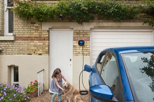 أستطيع أن أرى أن هذا يصبح شائعًا. تعاون أحد الموردين لـ EVS يسمى Octopus Electric Outels مع مورد الشاحن المنزلي Ohme لتوفير حزمة شاملة للمشترين EV. ستشمل الدفع الشهري سيارة واحدة وشاحن وخدمة و 5000 ميل من الشحن المجاني. يقوم شاحن Ohme's Home Pro بضبط أوقات شحن السيارة تلقائيًا وفقًا لتعريتك ، مما يضمن أدنى تكاليف تشغيل ممكنة.
