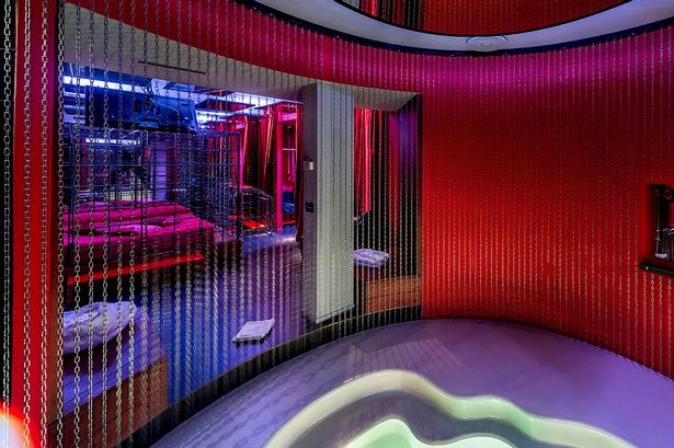 Secret Suite Secret هو مكان مليء بالإثارة الجنسية التي توفر التحفيز الحسي والعاطفي العميق. تخبر الغرفة الرغبات الخفية وتتيح لك أن تعيش علاقتك الحميمة بطريقة مجانية وساحقة. https://www.motelmoom.com/suite/secret/