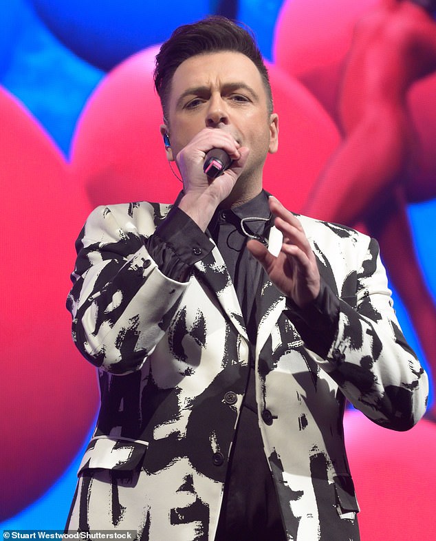 أعلن مارك عن رحيله المؤقت عن Boy Boyband ، قبل أيام فقط من تعيينهم في أول جولة على الإطلاق في أمريكا العام الماضي