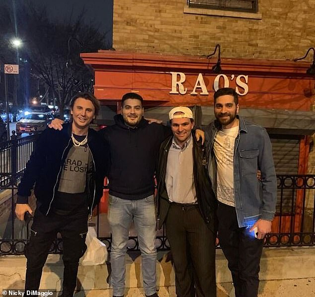 Nick Dimaggio هو محترف محترف يسجل أكثر الطاولات المرغوبة في مدينة نيويورك (في الصورة: نيكي ديماجيو (مركز يمين) ينضم إلى الناقد الشهير جوناثان تشيبان (أقصى اليسار) ، المعروف باسم غذاء الله مع اثنين من أصدقائهم في راو في أبريل 2019)