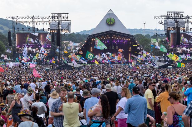   يتجمع الناس أمام مرحلة الهرم الرئيسية حيث يؤدي الفنانون في اليوم الثالث من مهرجان Glastonbury 2023 