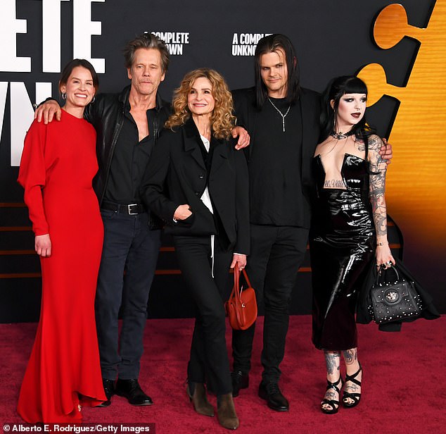 في شهر نوفمبر الماضي ، كشفت Variety عن أن عائلة Will Sofly Will Star بأكملها في كوميديا Meta Horror الخاصة بها والتي تسمى Family Movie (في الصورة في 10 ديسمبر))